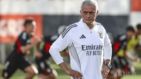 利物浦前12轮英超征程积分垫底，卫冕之路坎坷，积分榜排名跌至同期第四低位！