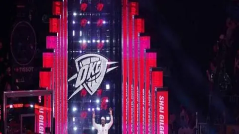 “17岁新星大马丁，十年磨砺终加盟维拉，28岁开启辉煌新篇章”