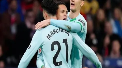 “2025 F1赛季前测试图集，周冠宇中国车手亮相”